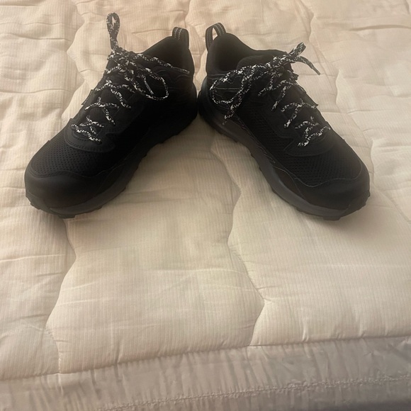 Boys North Face waterproof shoes, size 6. Never worn. - Picture 2 of 7